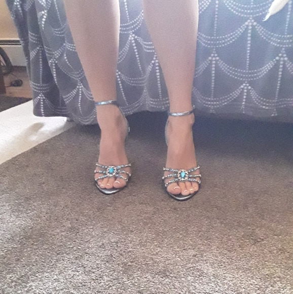 HEELS - Picture 4 of 5
